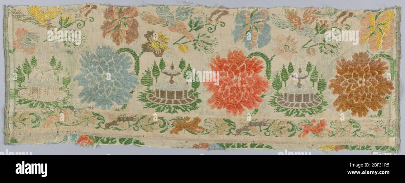 Frammento bordato. Policromo grandi fiori e uccelli con bordo su bianco. Foto Stock Frammento bordato. Policromo grandi fiori e uccelli con bordo su bianco. Foto Stock