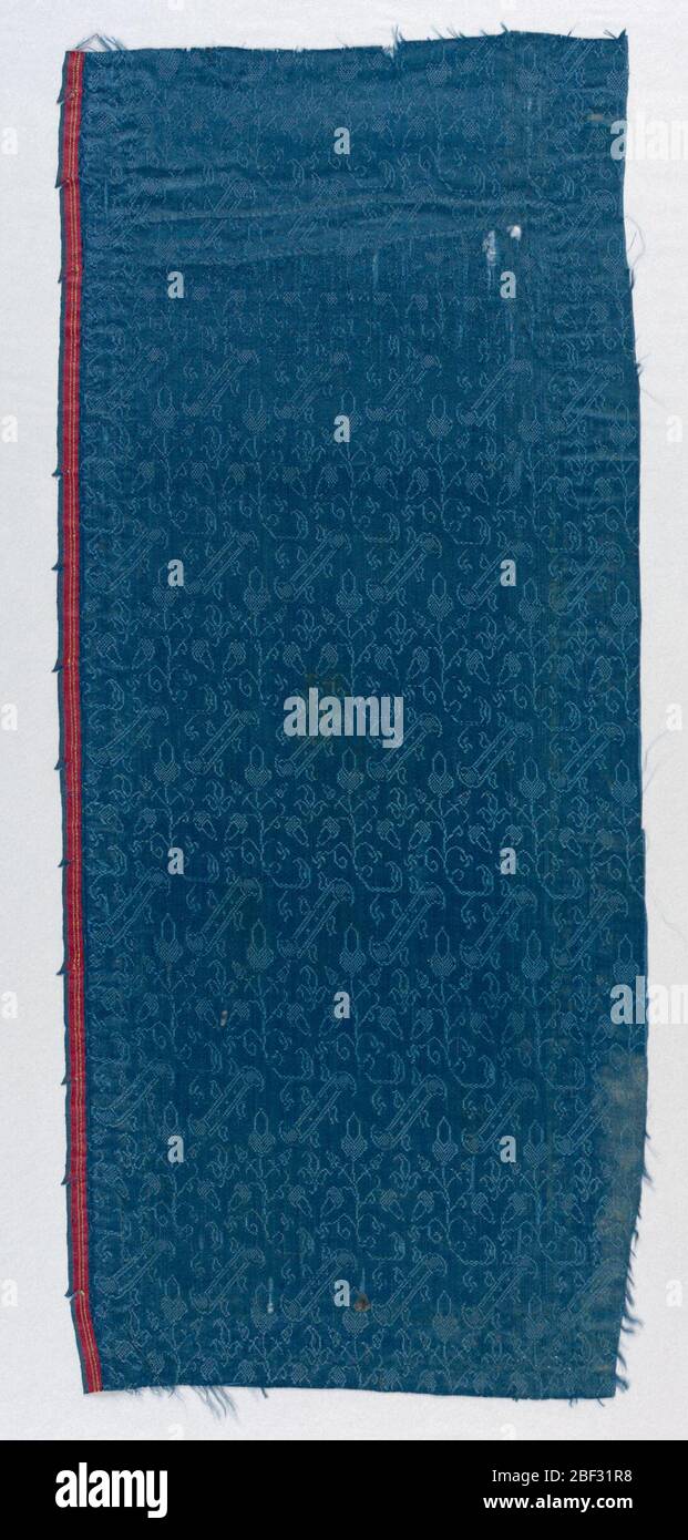 Frammento. Bande diagonali con acorni in blu. Un selvage presente. Foto Stock