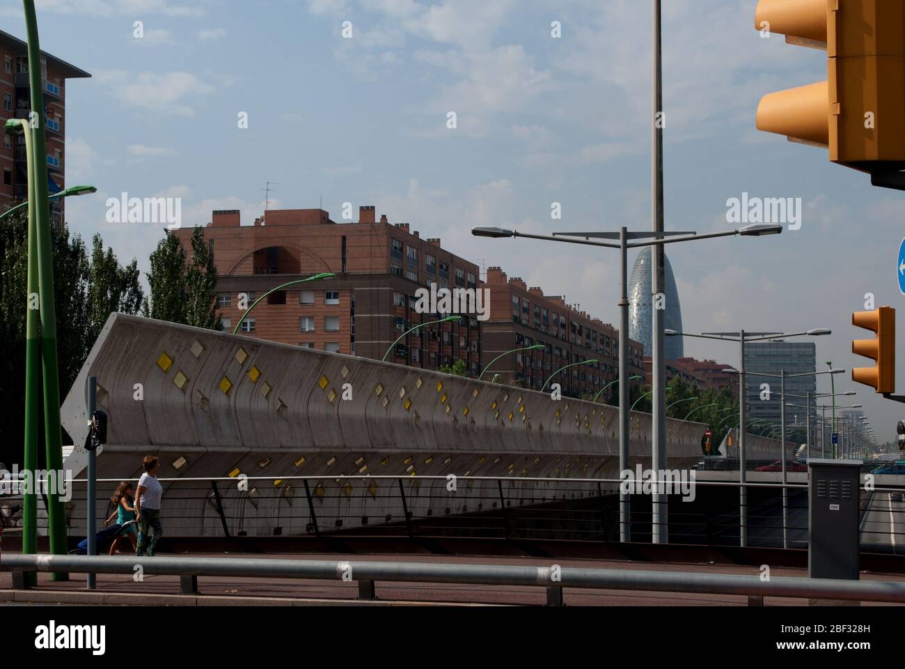 Scultura cemento armato rumore autostrada barriere acustiche Gran Via De Las Cortes Catalanas, Barcellona, Spagna Foto Stock