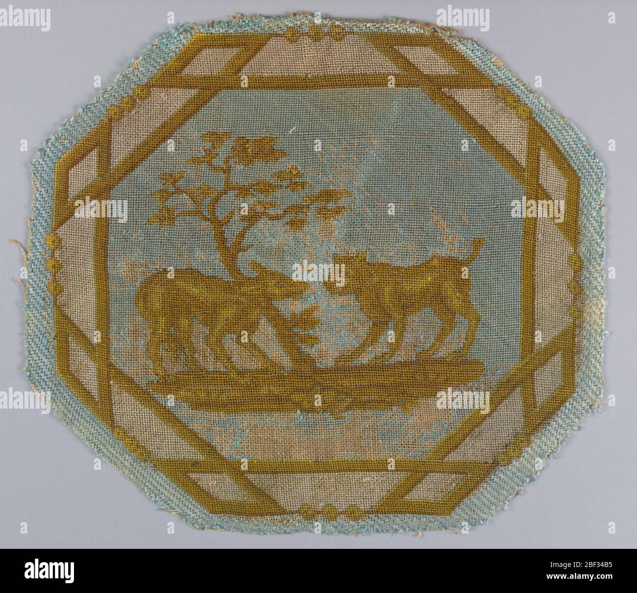 Sedia. Medaglione ottagonale di tessuto di tappezzeria che illustra una favola di Aesop conosciuta come "The Fox and the Dog". Il motivo è in bianco e sfumature di giallo su un terreno azzurro. Foto Stock