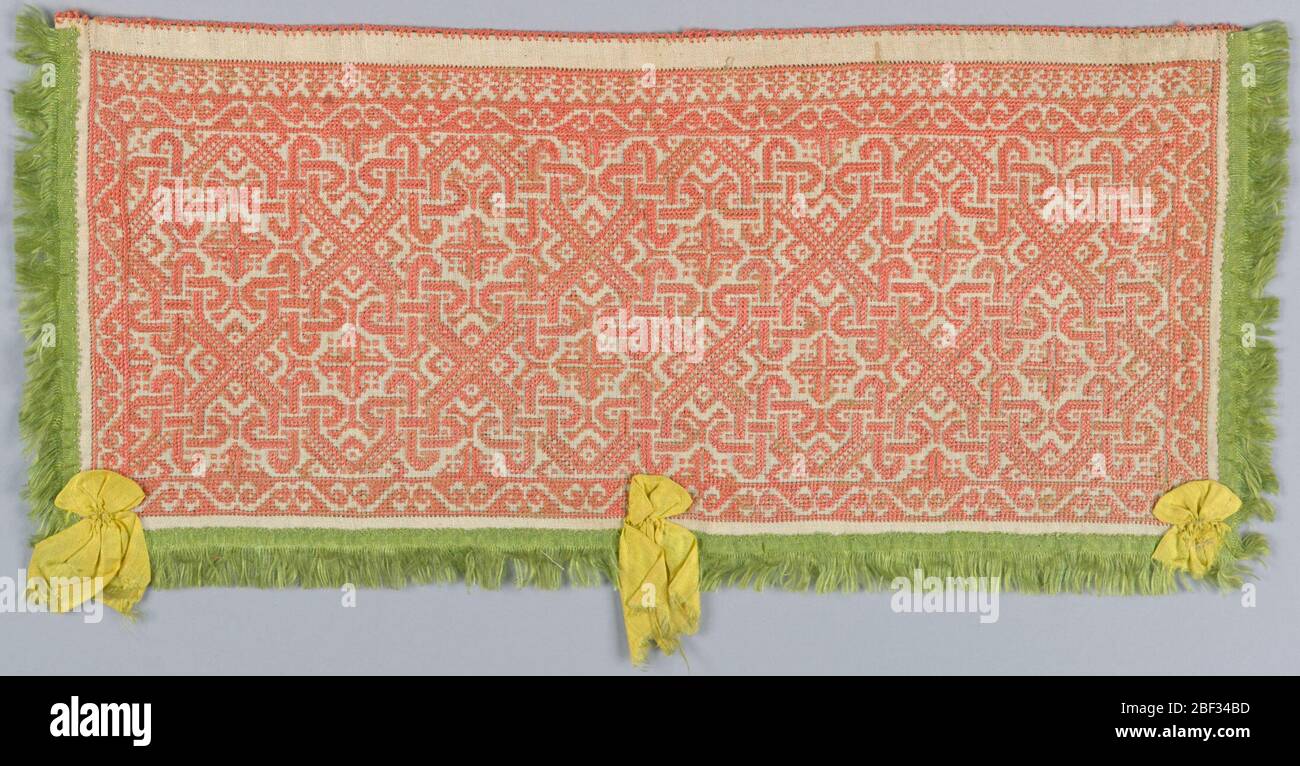 Banda. Bordino con frangia verde e nastri gialli, ricamato con seta rosa con motivo a pizzo tutto sommato. Foto Stock