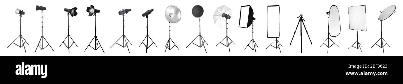 Diverse attrezzature professionali per studio fotografico su sfondo bianco Foto Stock