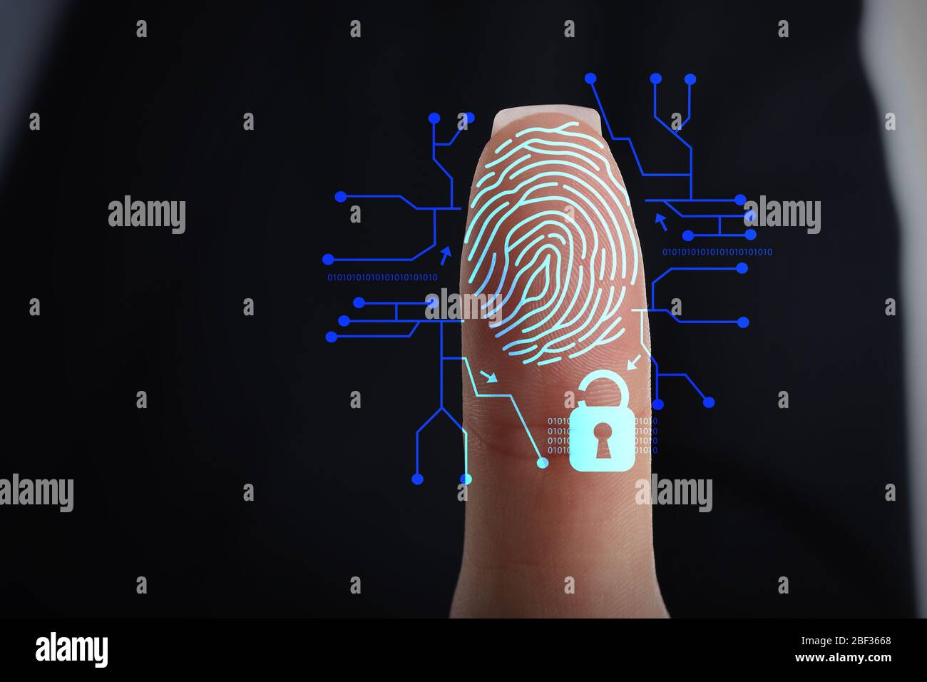 Donna d'affari che utilizza la protezione delle impronte digitali per l'accesso ai dati, primo piano Foto Stock