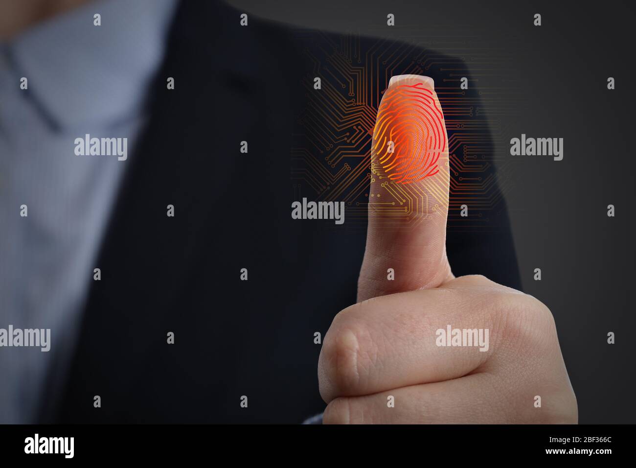 Donna d'affari che utilizza la protezione delle impronte digitali per l'accesso ai dati, primo piano Foto Stock