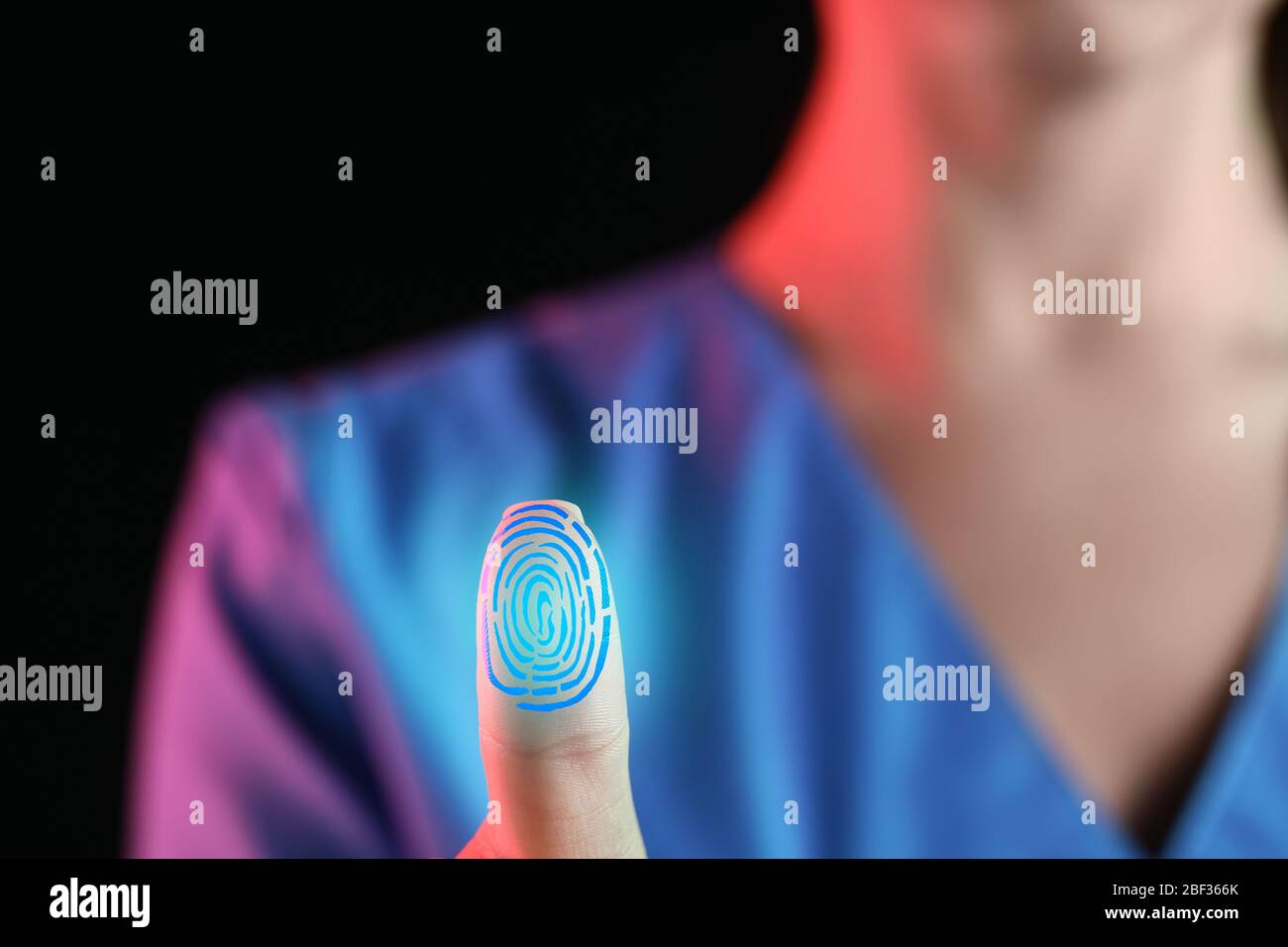 Medico femminile che utilizza la protezione delle impronte digitali per l'accesso ai dati, primo piano Foto Stock