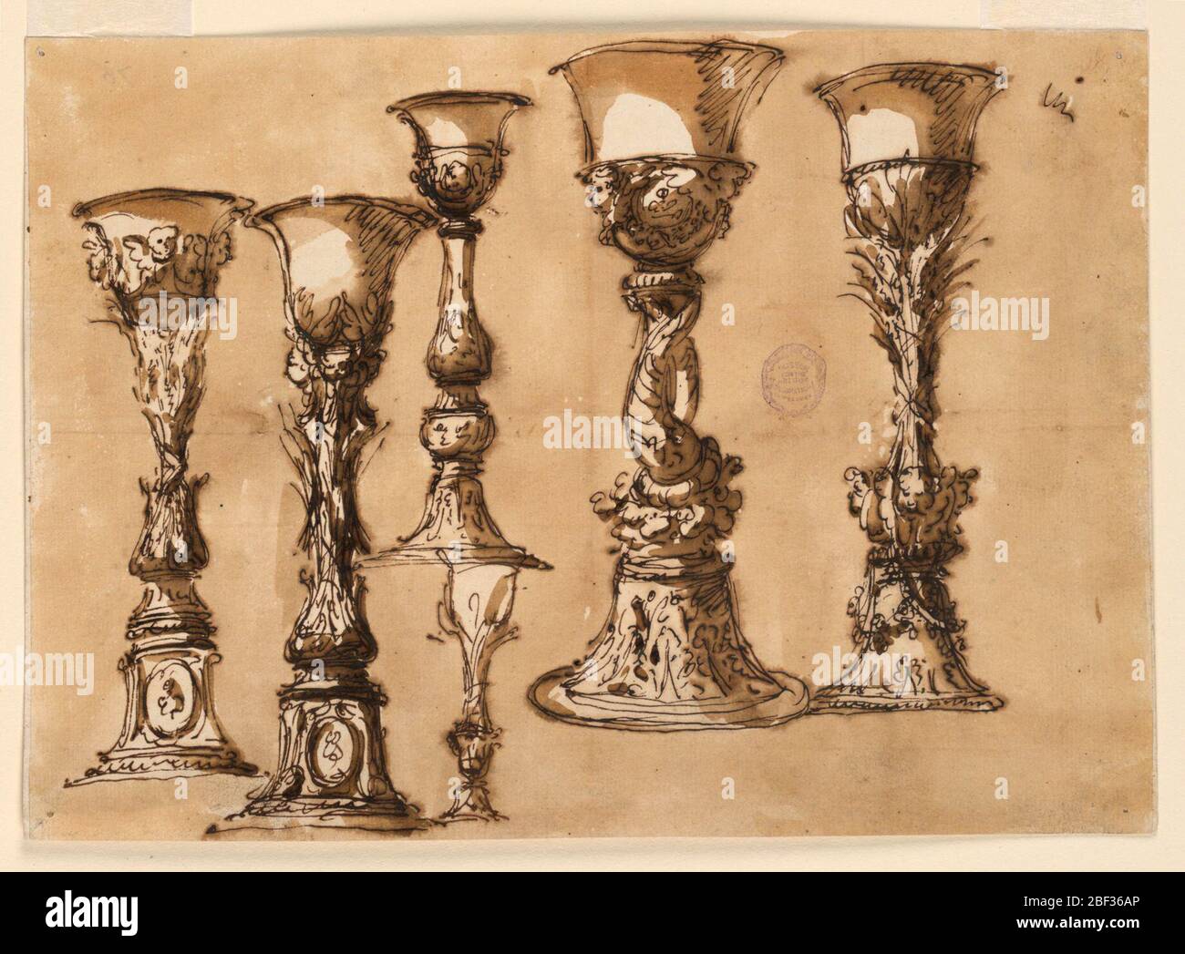 Disegni di calice. Cinque grandi e uno piccolo design per un calice. Tutte hanno un bordo svasato e non decorato. I due all'estrema sinistra hanno medaglioni ovali alla base. Massa di lavaggio dell'inchiostro. Foto Stock