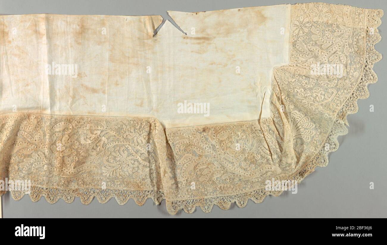 Copertura dell'altare. Una copertura di lino sagomata in bianco chiaro che ha un ampio bordo di pizzo d'filetto in un elaborato e fantastico disegno di viti e fiori curvati con una bestia alata a quattro piedi. Bordato con pizzo a fuselli smerlato. Foto Stock