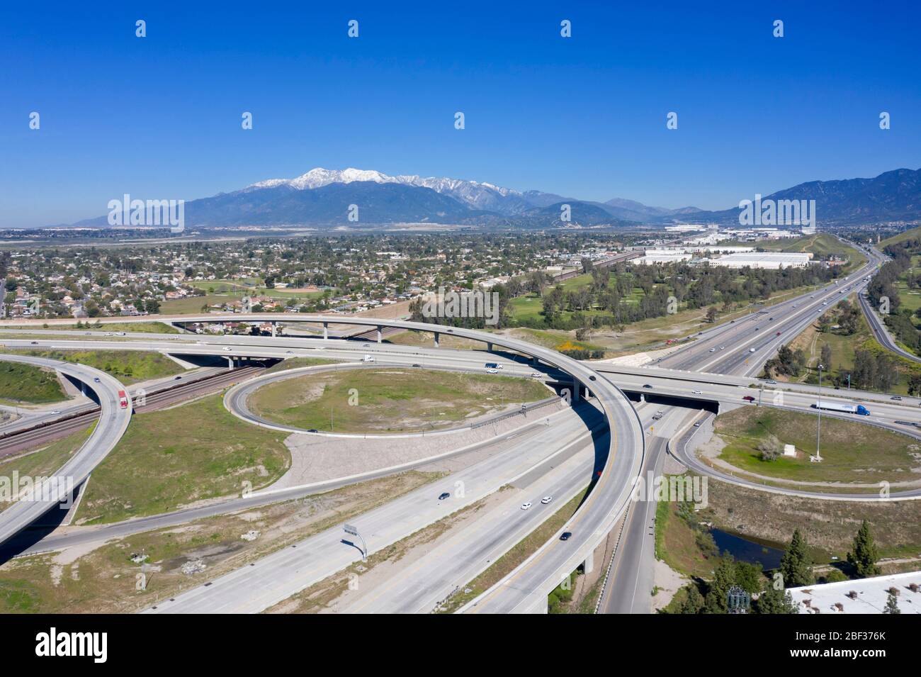 Vista aerea dello svincolo autostradale tra le Interstate 15 e 210 a San Bernardino, California Foto Stock