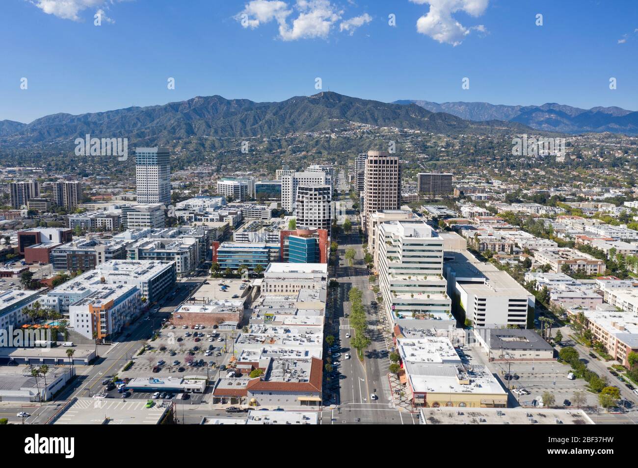 Vista aerea che si affaccia su Brand Boulevard nel centro di Glendale, California Foto Stock