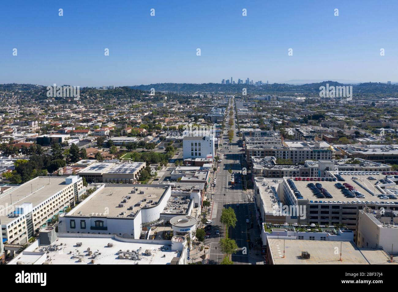 Vista aerea che guarda verso il centro di Los Angeles dall'alto del centro di Glendale, California Foto Stock