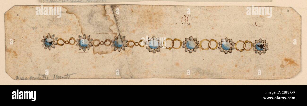 Disegno per un bracciale con suggerimenti alternativi. Pietre blu rotonde circondate da più piccole, formando fiori. Collegati da due e tre anelli con teste di serpente. Foto Stock