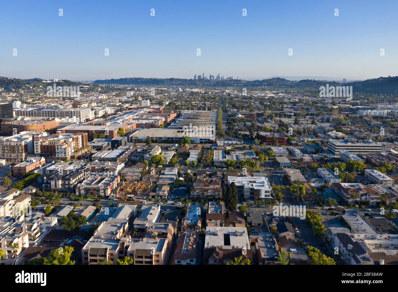 Vista aerea che guarda verso il centro di Los Angeles dall'alto del centro di Glendale, California Foto Stock