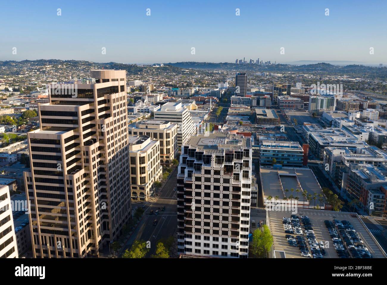 Vista aerea che si affaccia su Brand Boulevard nel centro di Glendale, California Foto Stock