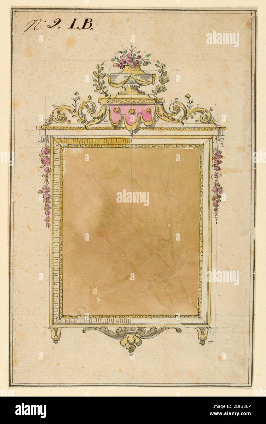 Design per un telaio a specchio. Cornice quadrata a specchio con creazione composta da un'urna con fiori su una piattaforma da cui è appeso un lambrequin, affiancato da arabesques. Il fiore oscilla ai lati, all'esterno della cornice dentizzata. Foto Stock