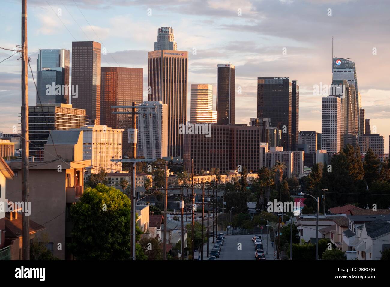 Vista sulla strada del centro di Los Angeles, skyline DI LOS ANGELES al tramonto in serata Foto Stock