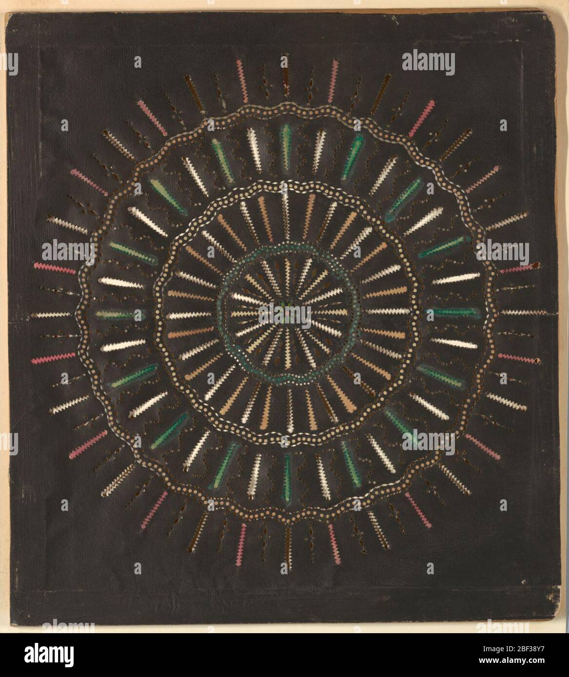 Ruota etrusca. Slide lanterna magica, giocattolo ottico. Sul campo nero, disegno circolare composto da quattro serie concentriche di raggi di vari profili dentellati o a serpentina, con tre bande a serpentina concentriche interposte. Lucidi gialli, verdi e rosa. Foto Stock