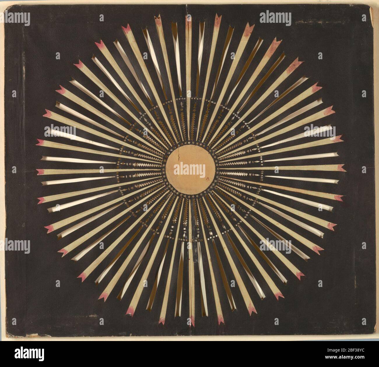 Slide Lanterna magica, giocattolo ottico. Sul campo nero, disco bianco al centro, circondato da un anello di stelle trafitto. Si irradiano verso la circonferenza del disegno trentadue raggi bianchi, alternati a trentadue raggi trasparenti forati. Foto Stock
