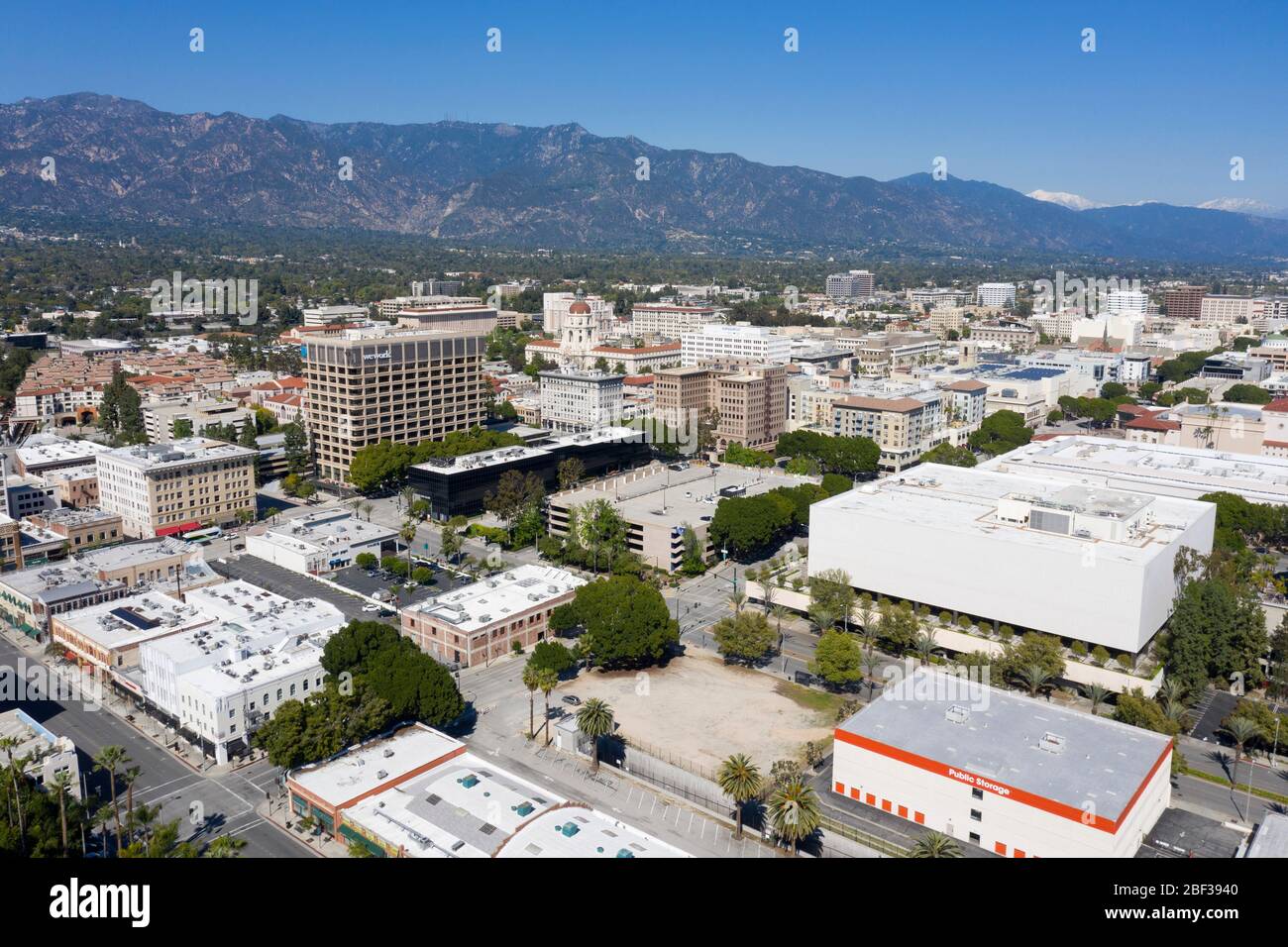 Vista aerea sul centro di Pasadena, California, in una giornata limpida con le San Gabriel Mountains in lontananza Foto Stock