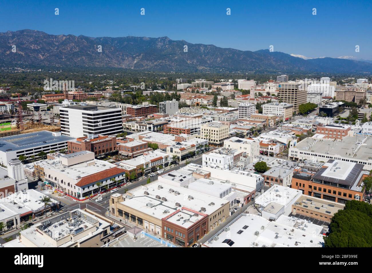 Vista aerea sul centro di Pasadena, California, in una giornata limpida con le San Gabriel Mountains in lontananza Foto Stock
