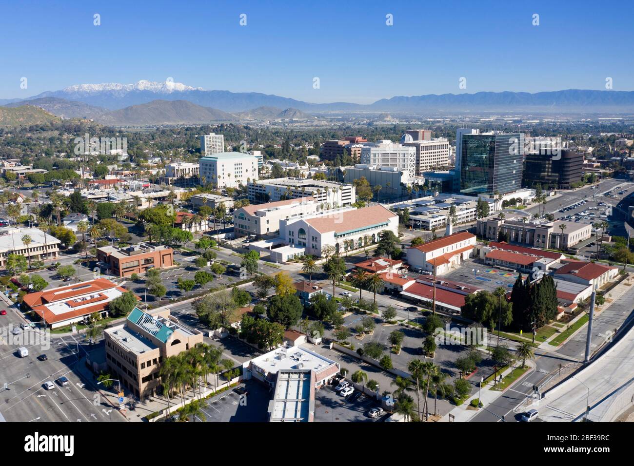 Vista aerea sul centro di Riverside, California, con una vista chiara di una giornata Foto Stock