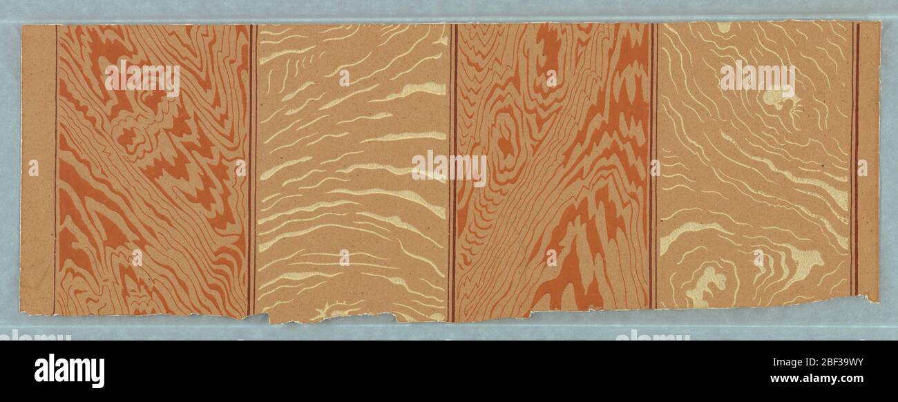 Parete laterale. Larghezza completa, con strisce alternate di granatura simulata del legno in crema e marrone, stampate in crema e marrone su carta bruno non sbiancata. Foto Stock