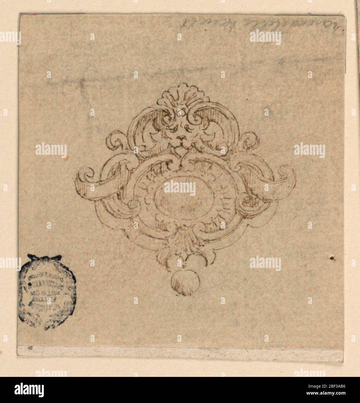 Design per una spilla. Un escheon contiene un diamante relativamente piccolo; al centro sopra la maschera di un leone. Scorrollwork surround. Sotto appende una perla. Foto Stock