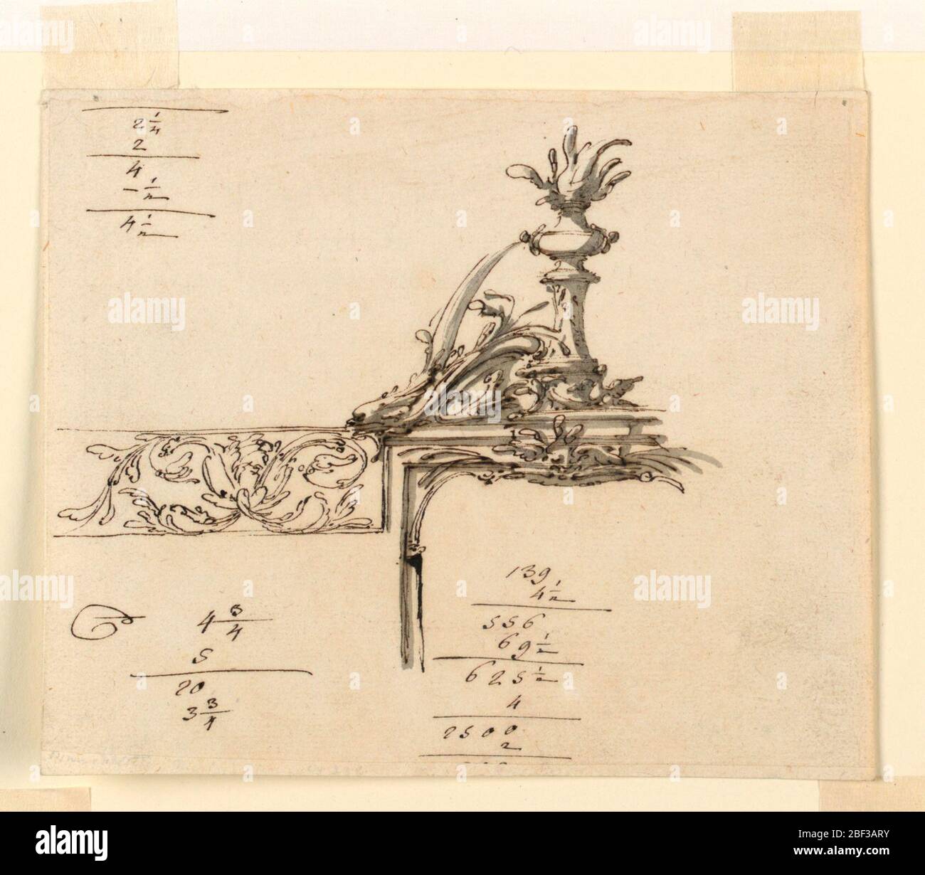 Progetto per una cornice. Disegno per la parte superiore di un telaio. Il fregio è a sinistra; ha un frontone rotto sopra, con un fuoco che brucia in una ciotola su un alto piedistallo nel centro. Foto Stock