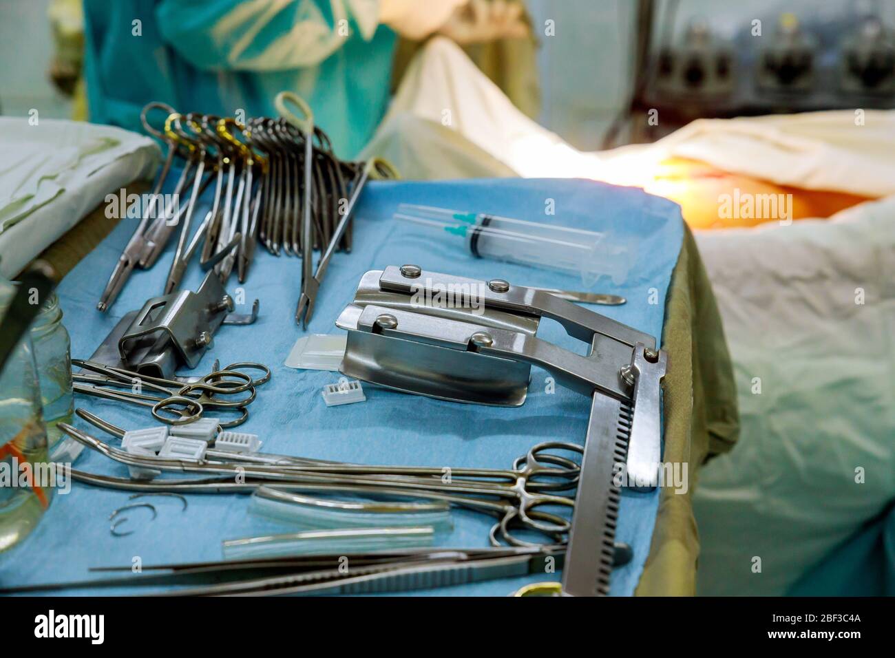 Utensili chirurgici sdraiati tavolo di chirurghi al lavoro in sala operatoria Foto Stock