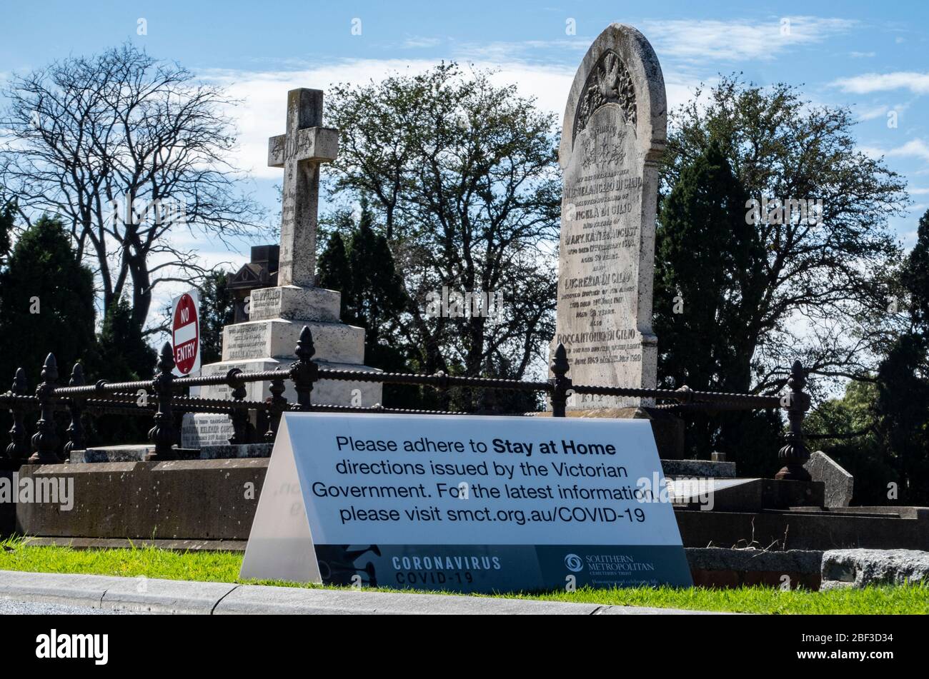 Covid-19 coronavirus Australia crisi pandemica a Melbourne Australia 2020. Soggiorno a casa Covid-19 Coronavirus cartello di avvertimento al Melbourne General Cemetery. Foto Stock