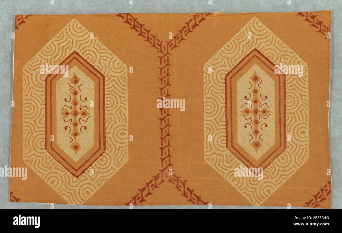 Parete laterale. Motivo esagonale con centro marrone chiaro contenente una piccola linea a matita di disegno di colore marrone chiaro e rosso vecchio. Bordo di esagono anche in tan chiaro con una linea a matita di cerchi in tan profondo. Tra l'esagono c'è una linea continua a corda in rosso profondo. Foto Stock