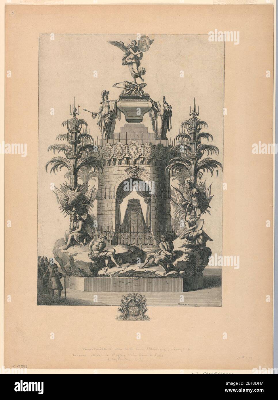 Catafalque di Henri de la Tour dAuvergue Notre Dame Parigi. Rettangolo verticale. La catafalque è composta da una torre su una base rocciosa, con figure allegoriche e rapine. Candelieri ai lati sotto forma di palme. Sotto, le braccia del defunto in nome dell'artista. Foto Stock