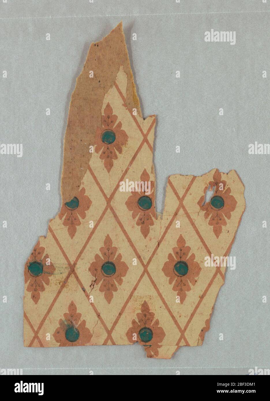 Frammento della parete laterale. Pannolino diamantato con motivo floreale stilizzato contenente centro verde racchiuso all'interno della struttura. Stampato su carta terracotta. Foto Stock
