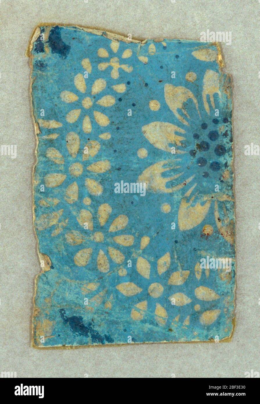 Bandbox. Dalla stessa scatola di banda di 1942-19-8. Più della corona di fiori grigi petalled mostra ed anche una porzione di un grande fiore centrale di grigio con punti blu scuro per il centro. Foto Stock