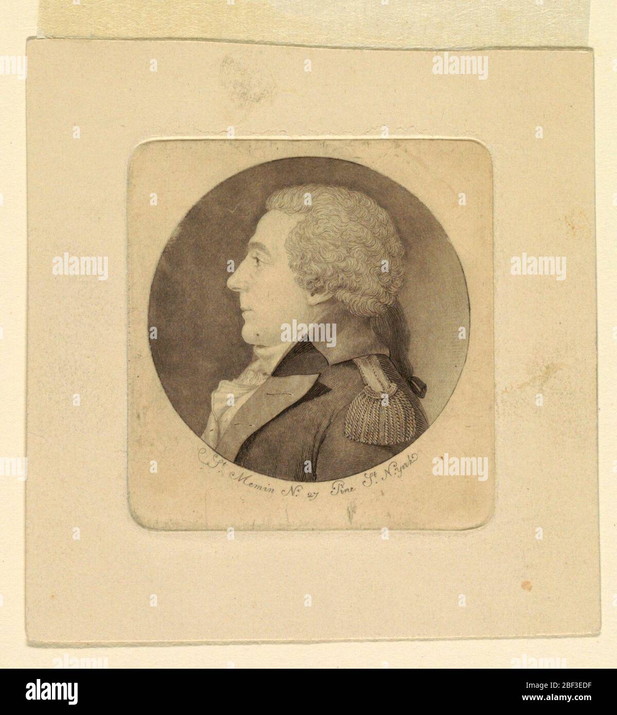 Ritratto di un giovane uomo. Ritratto di un giovane in vista laterale a sinistra. Indossare una parrucca tenuta insieme con un nastro. Indossa un cappotto militare con una cravatta bianca. Foto Stock