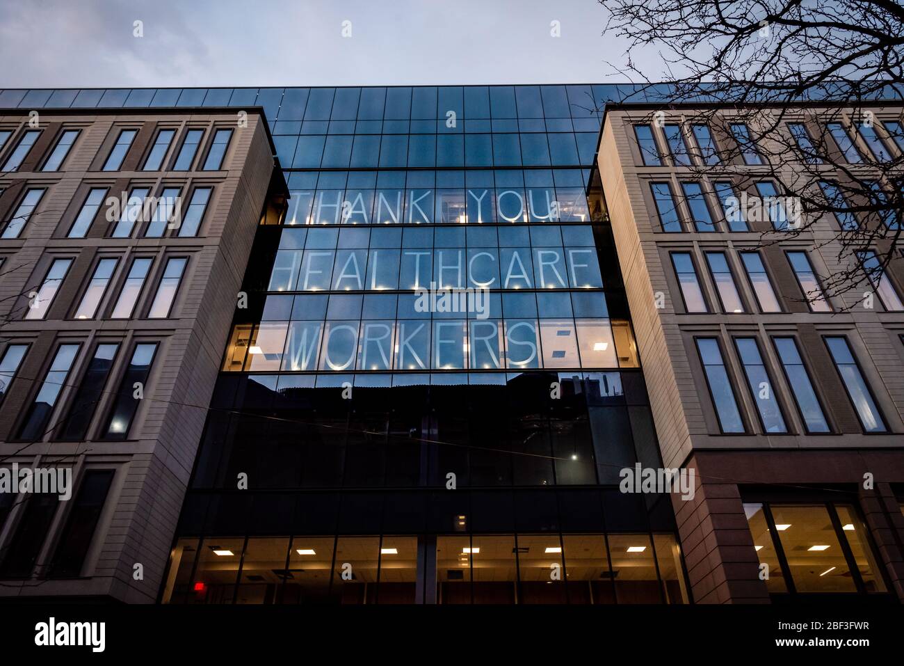 Brooklyn, Stati Uniti d'America . 16 Apr 2020. Grandi lettere esposte nella finestra del Centro per la Salute della Comunità quasi finito di fronte al New York-Presbyterian/Brooklyn Methodist Hospital ringraziano gli operatori sanitari per la loro dedizione durante la pandemia COVID-19 il 16 aprile 2020, a Brooklyn, New York. (Foto di Gabriele Holtermann-Gorden/Sipa USA) Credit: Sipa USA/Alamy Live News Foto Stock