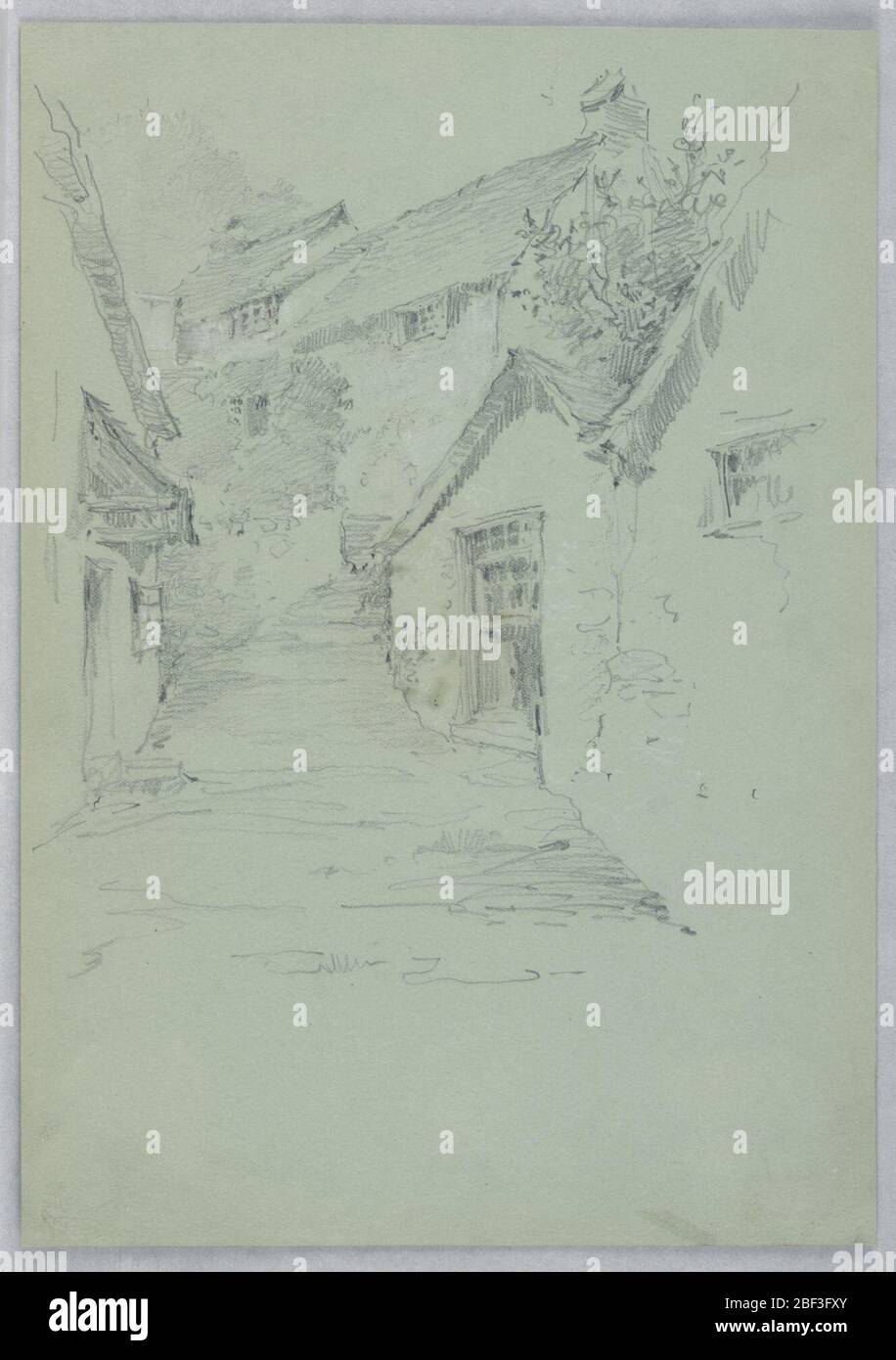 Passi stretti tra le Case. Cottage su entrambi i lati, passi verso l'alto. Vegetazione sparsa dappertutto. Foto Stock