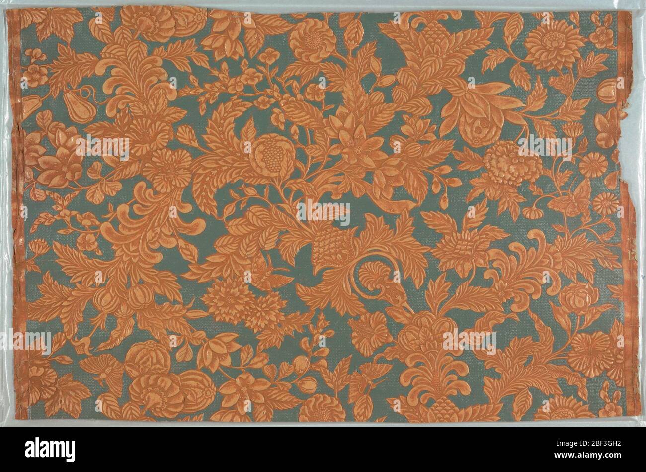 Parete laterale. Imitazione pelle. Design floreale stilizzato e fogliato con farfalle sparse. Fortemente goffrato per imitare la pelle lavorata. Stampato in tan turchese, chiaro e scuro. Foto Stock