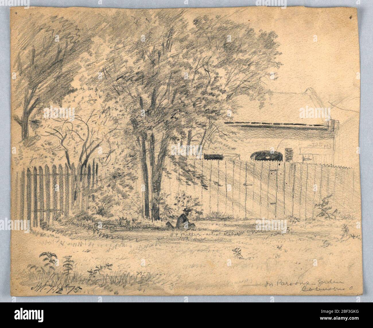 E F Miller a Parsons Garden Columbus Ohio. Uomo seduto sotto un albero di olmo, al centro, da un alto recinto di asse, a destra, e un recinto di picchetto, a sinistra. Garage oltre, destra. Note sotto identificano l'uomo come E. F. Miller, artista, nel giardino di Parson. Foto Stock