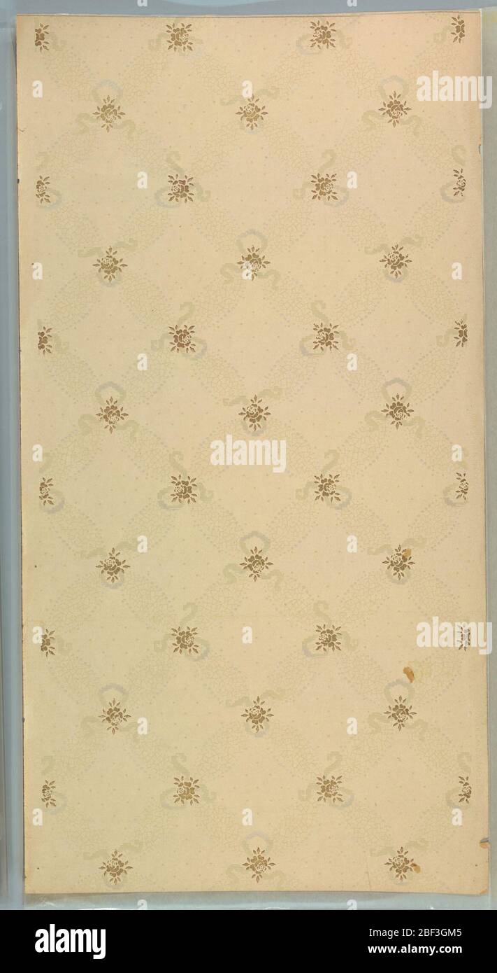 Carta da soffitto. Mosaico e perla reticolo con rosa metallizzata e nastro stilizzato si centra su un bacground di una grande griglia di punti. Stampato su terreno rosa-beige in mica liquida bianca e mica liquida oro. Stampato in cimossa: "York Card & Paper Co." Foto Stock