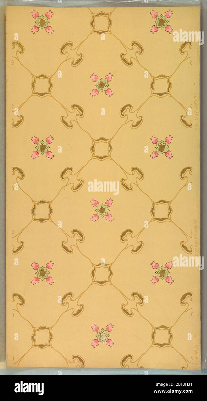 Carta da soffitto. Reticolo di forme organiche con medaglioni di quattro fiori. Terreno giallo-beige. Stampato in rosa chiaro, verde chiaro, oro marrone e metallico. Stampato nella cimossa destra: S.A. Maxwell & Co." Numero modello "2209" Foto Stock
