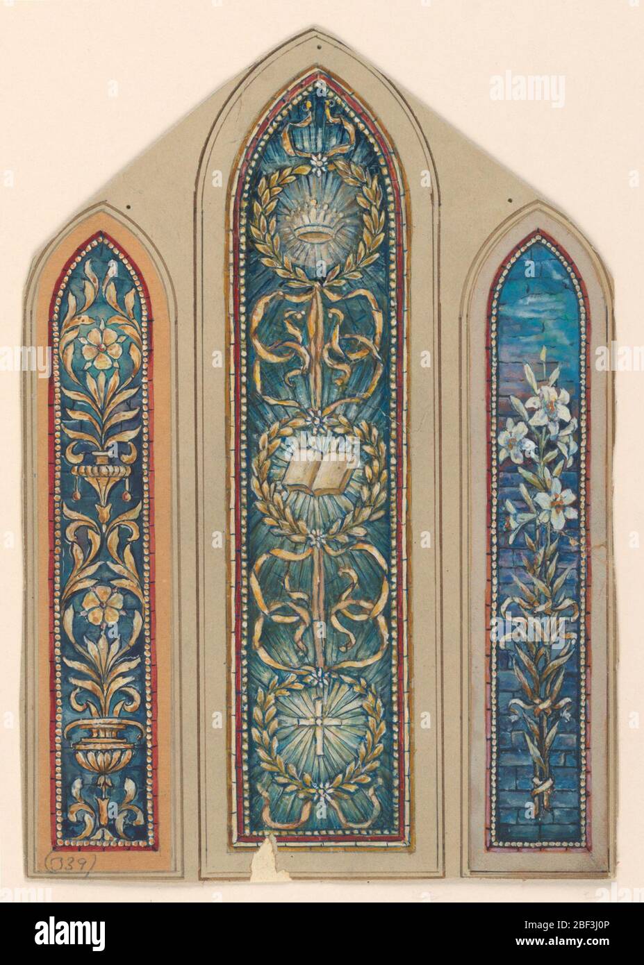 Design per vetrata. Tre pannelli lunghi e stretti, con piani ad arco appuntiti. Centro: Tre corone, unite da nastri, contenenti una corona, una bibbia e una croce. Foto Stock