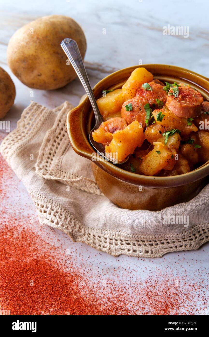 Povero pasto dell'Ungherese di hot dog e patate stufato di gulasch Foto Stock