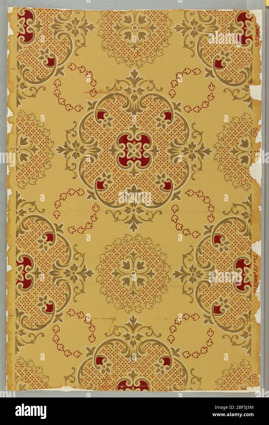 carta da soffitto. Una serie di figure approssimativamente circolari, la più grande delle quali ha telaio a scrollatura con motivi rossi centrali. Stampato in oro, bianco e rosso su fondo goffrato giallo opaco. Foto Stock