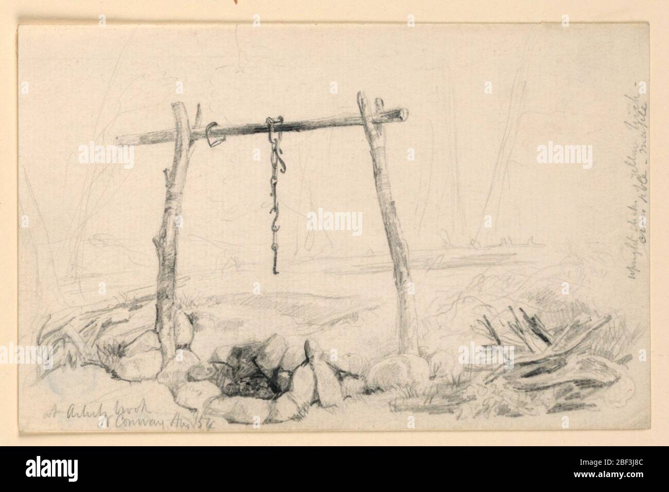 Fuori Camino North Conway New Hampshire. Camino in pietra con cornice in legno sopra, per appendere un bollitore. Alberi disegnati in background. Foto Stock