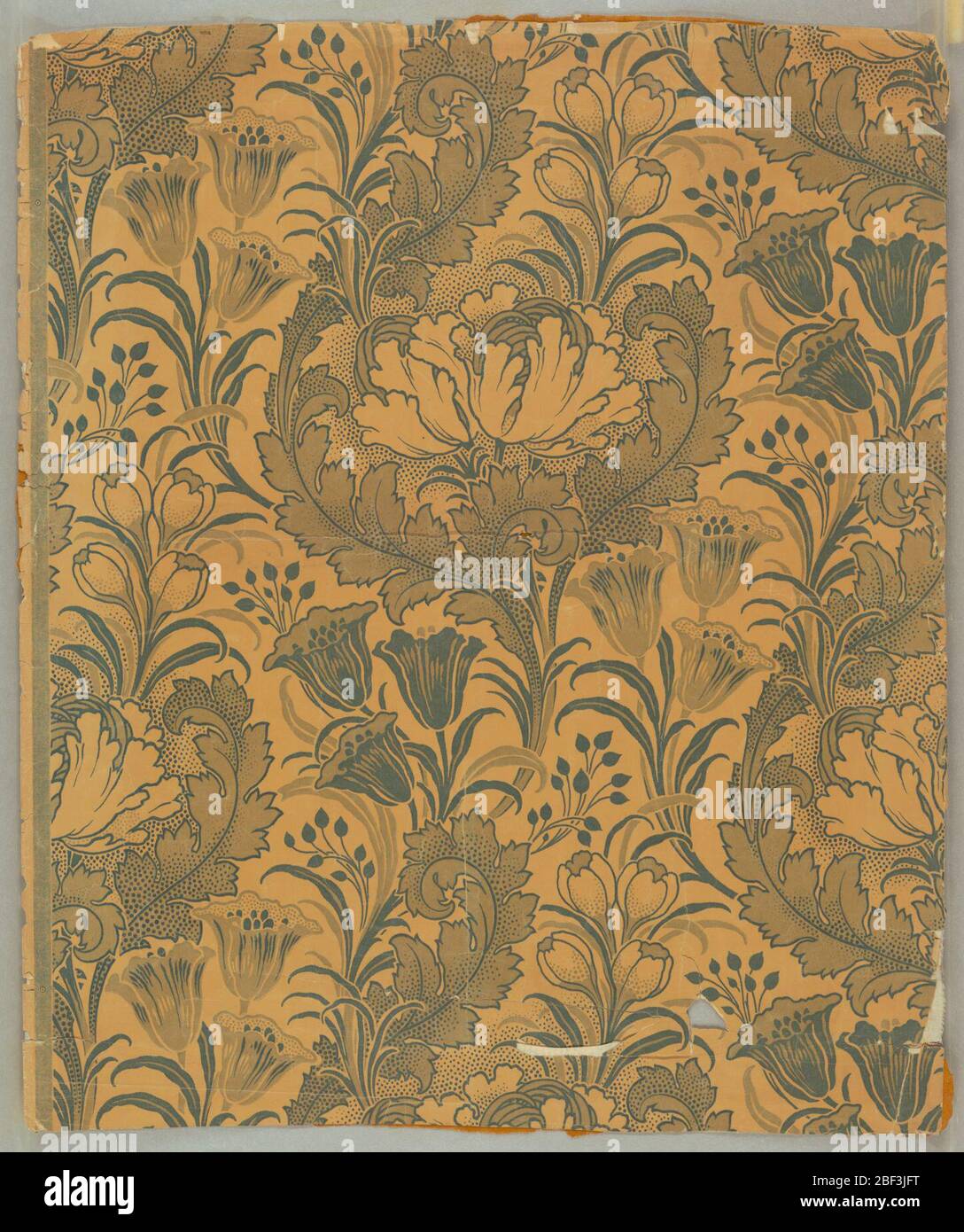Parete laterale. Il design mostra William Morris influenza. Peonie, crostini, tulipani, foglie di acanto, fatte in tonalità monocromatiche; verde oliva chiaro e scuro su terreno senape pallido.oliva su senape Foto Stock