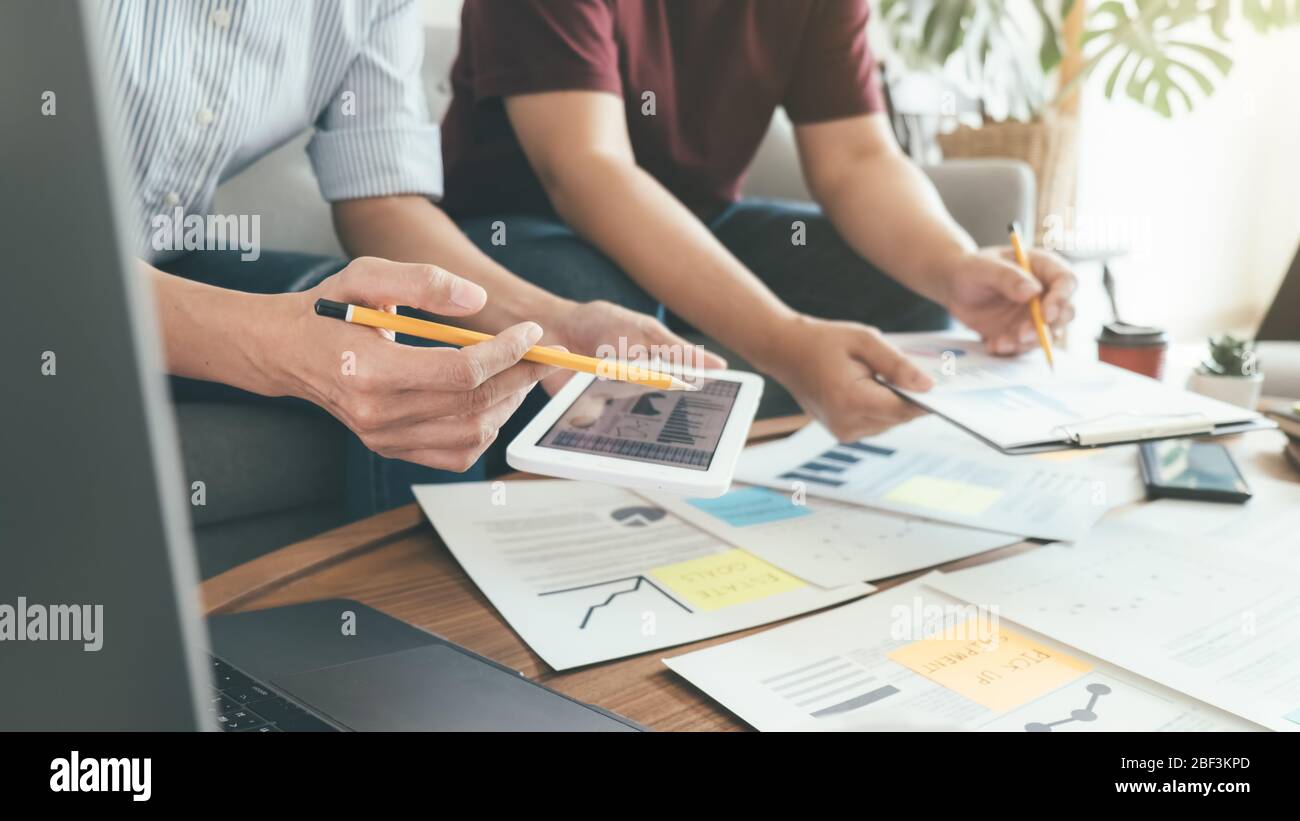 I partner di start-up stanno discutendo le idee per una nuova strategia di sviluppo. Foto Stock