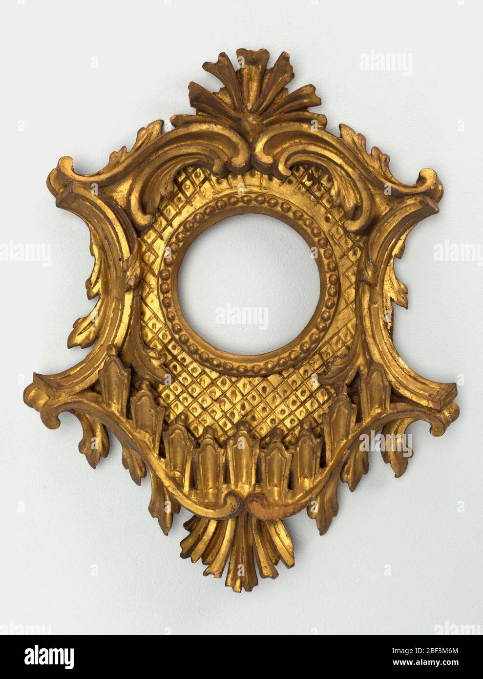 Telaio. Il telaio centrale stampato sporge da un pannello con ornamento a losanga inciso in gesso. È incorniciato da un'edicula di un tipo, la cui base è formata da rotoli di foglie collegati da un palmette appeso. Foto Stock