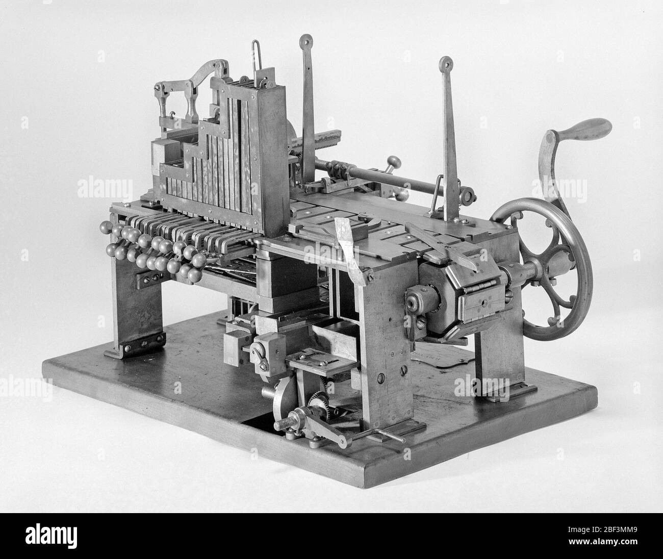 Modello brevettato di una macchina di tipocomposizione e distribuzione. Questo modello di brevetto dimostra un'invenzione per una macchina tipizzatrice cui sono stati concessi i brevetti numero 152868 e 152869. Foto Stock