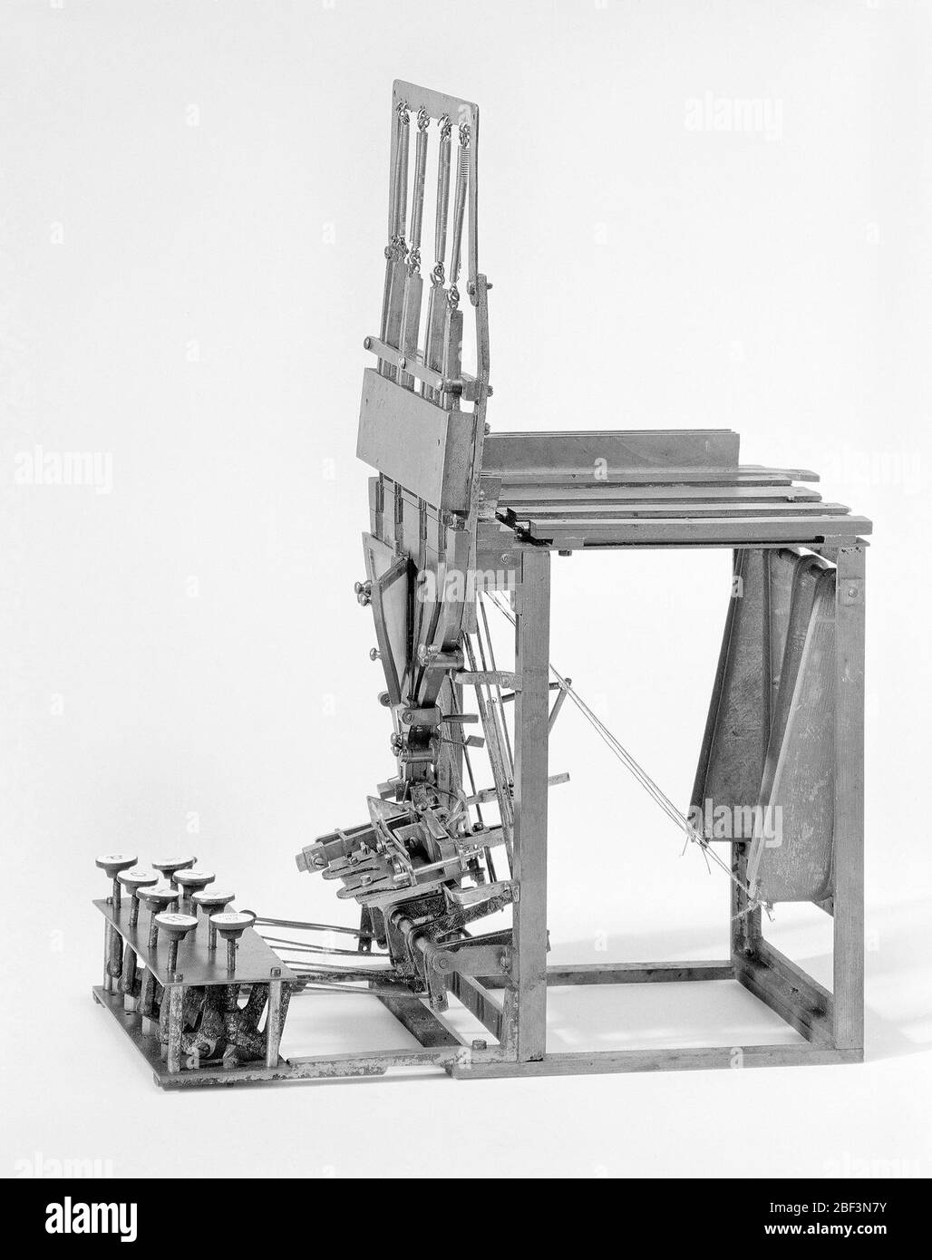 Modello brevettato di una macchina tipicomponitrice. Questo modello di brevetto dimostra un'invenzione per un apparecchio di composizione di tipo a cui è stato concesso il brevetto numero 224166. Il compositore del patentee Alexander Fraser è stato progettato per funzionare con la sua macchina di distribuzione del tipo. Foto Stock