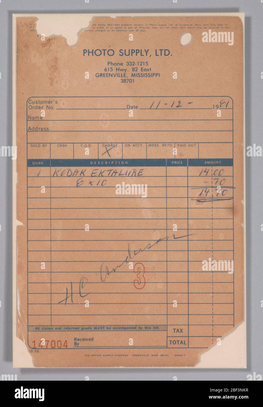 Ricezione da Photo Supply Ltd dallo studio di HC Anderson. Copia cliente da Carbon Form per Photo Supply LTD a Greenville. La data è contrassegnata '11-12-1981' ed è firmata da H.C. Anderson Foto Stock